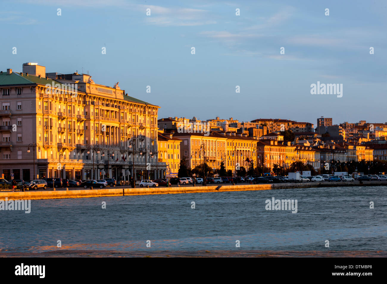 La bella città di Trieste piantato davanti al mare Adriatico Foto Stock