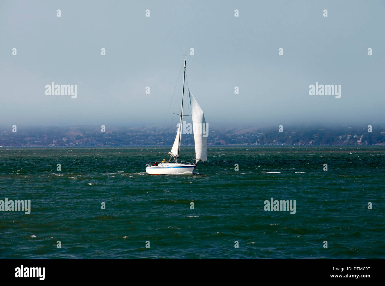 Imbarcazione a vela in acque in un golfo di silent oceano di San Francisco Foto Stock