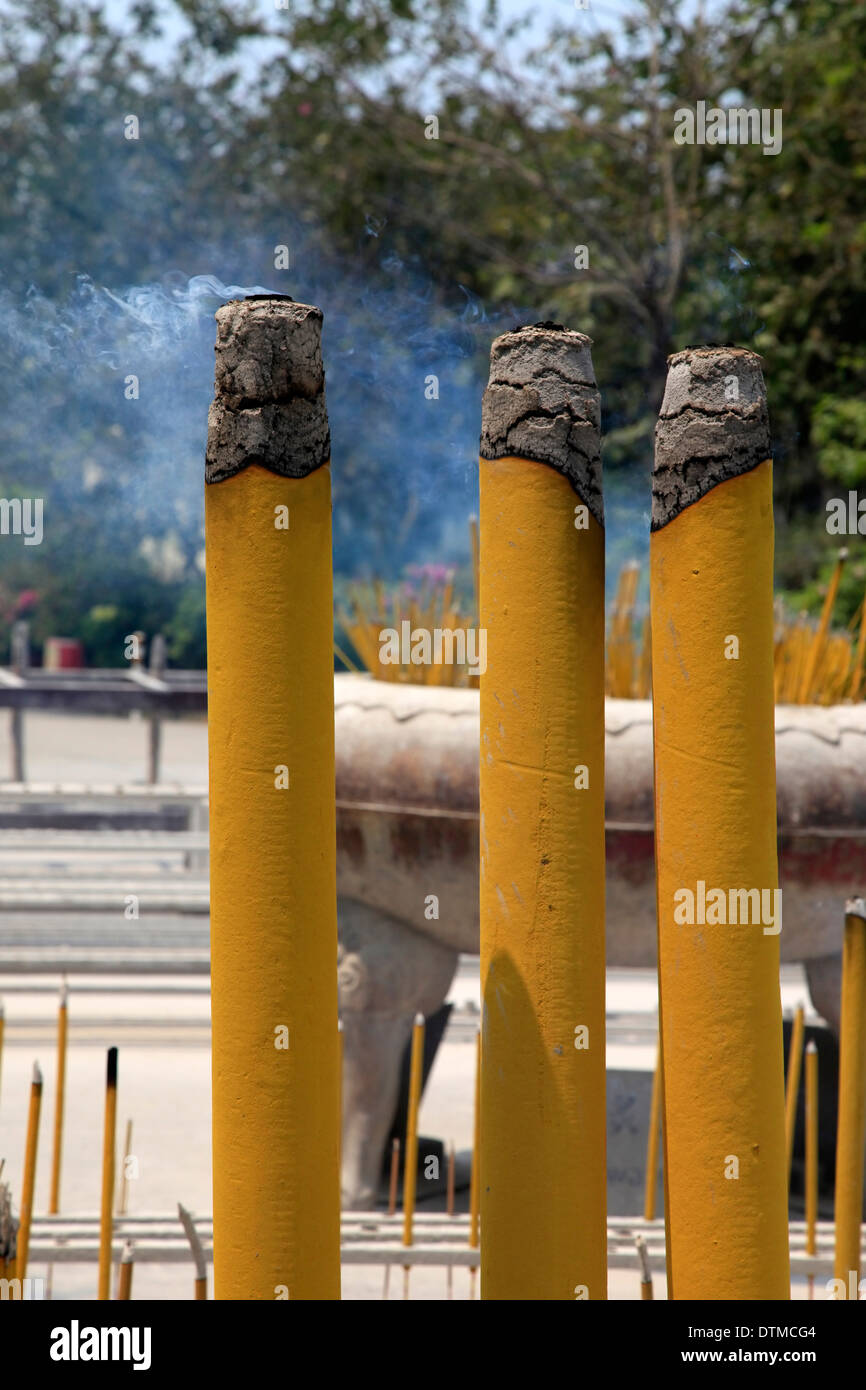 La masterizzazione di bastoncini di incenso in pietra la ciotola in Hong Kong Foto Stock