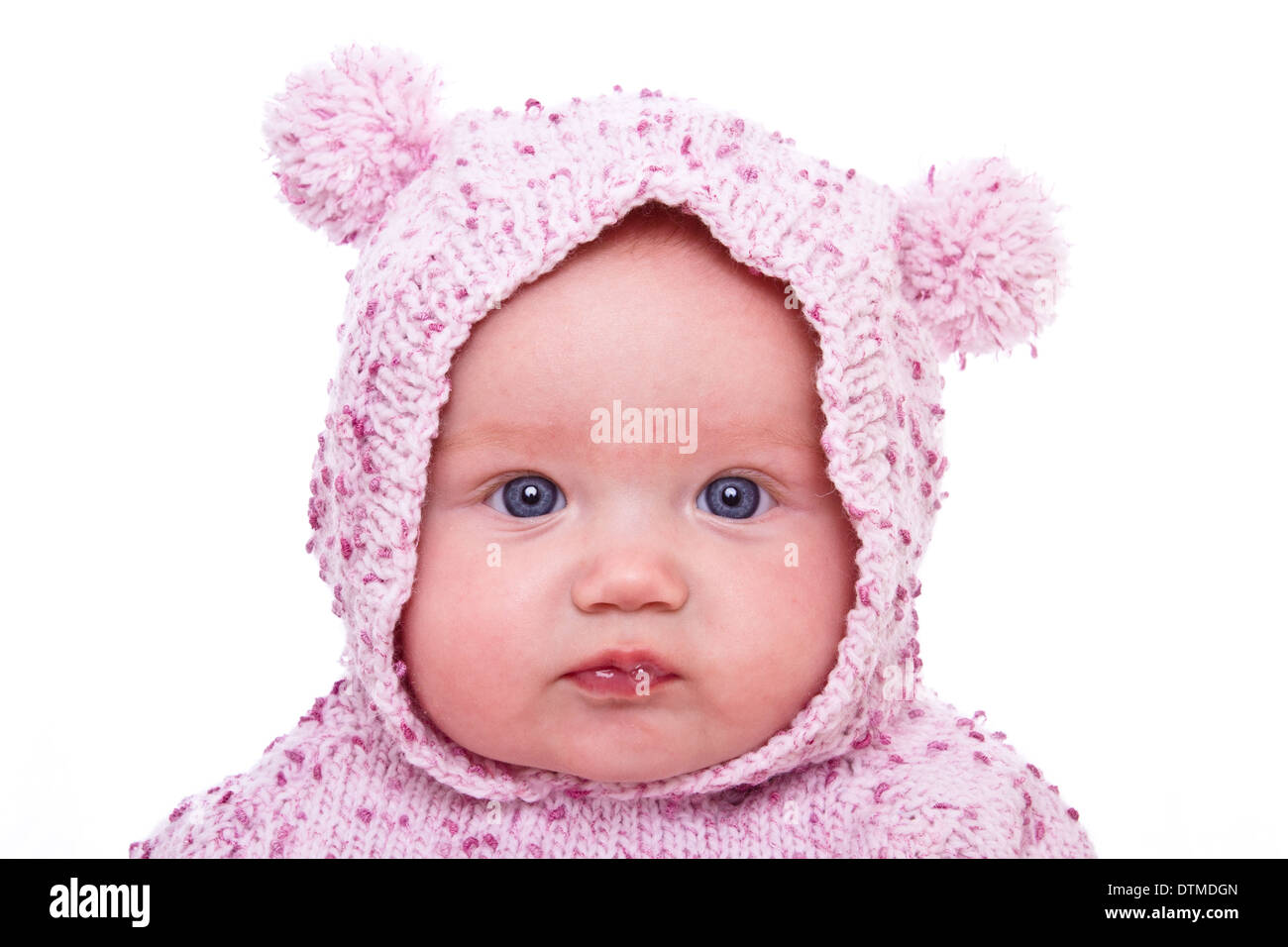 Carino bambina in una rosa felpa con cappuccio a maglia Foto Stock