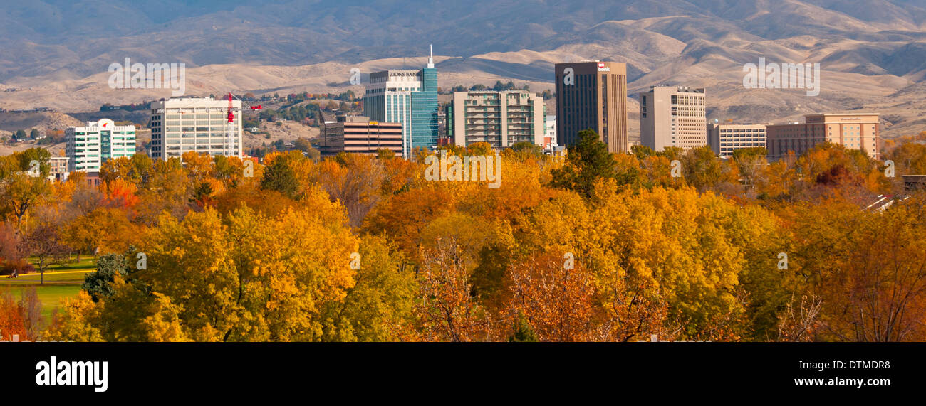 Città del Boise Skyline durante la caduta con Ann Morrison Park in primo piano e le montagne al di là di Boise, in Idaho, Stati Uniti d'America Foto Stock
