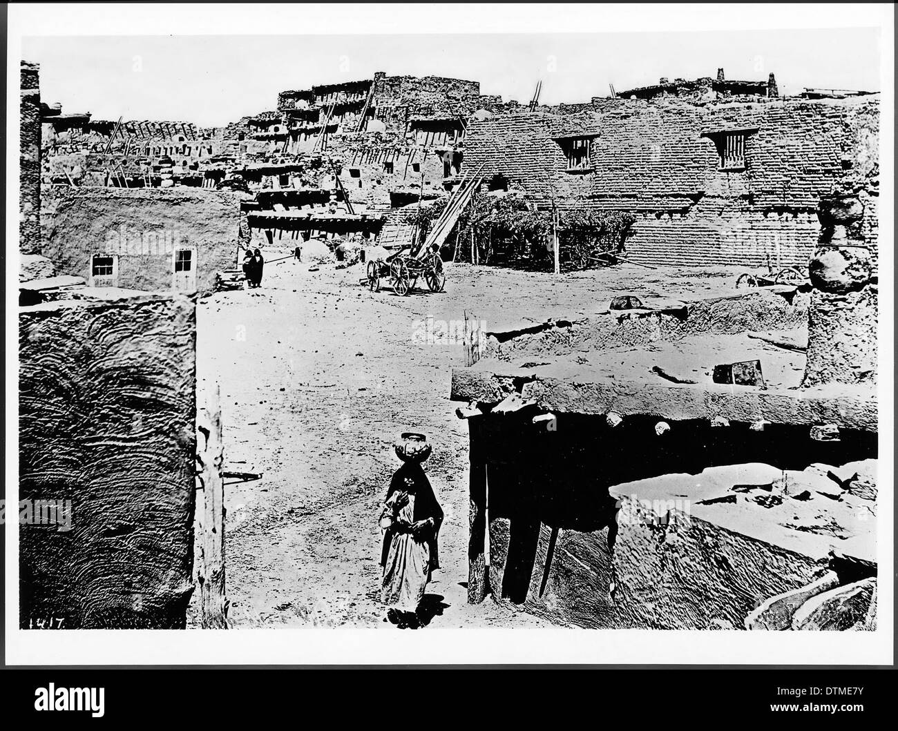 Una fotografia di un pueblo indiano Zuni, che mostra una dimora di sei piani costruita tra il 1886 e il 1900. L'immagine offre informazioni sull'architettura di Zuni e sulle abitazioni tradizionali. Foto Stock