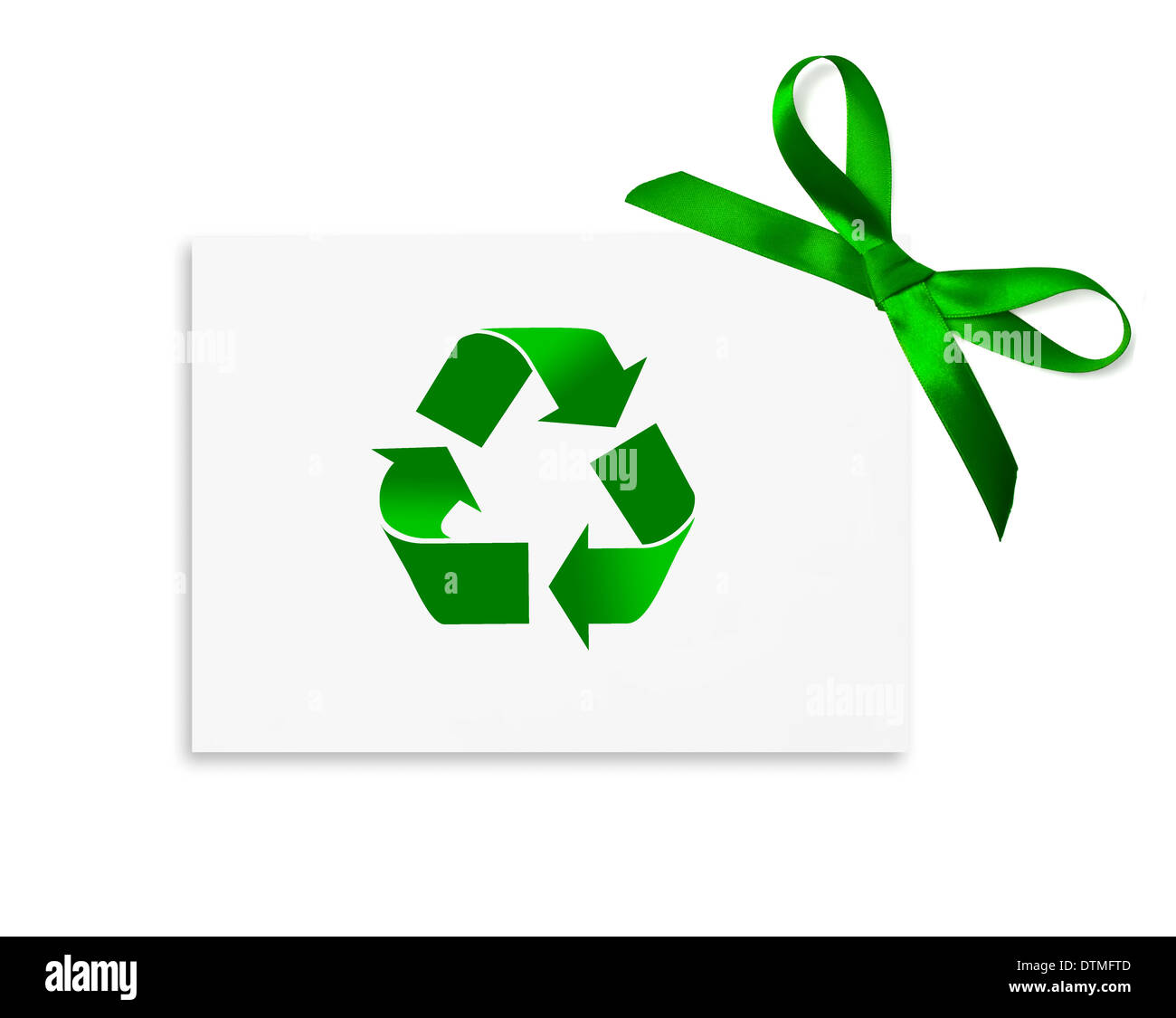 La carta regalo legato con un fiocco di raso blu ribbon. Isolato su sfondo bianco Foto Stock