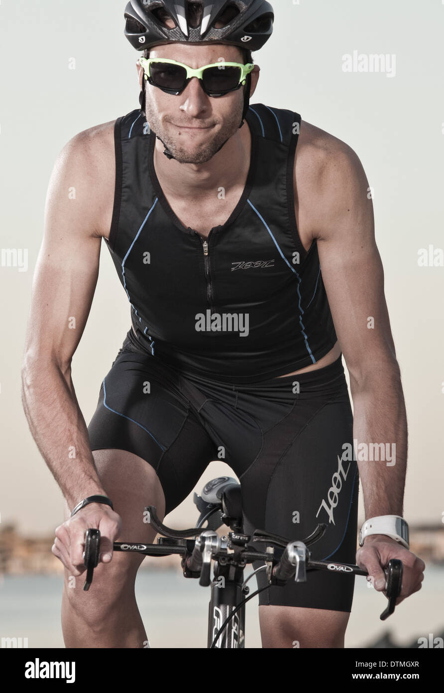 Un uomo su una moto biker esercita i pedali e le opere fuori Foto Stock