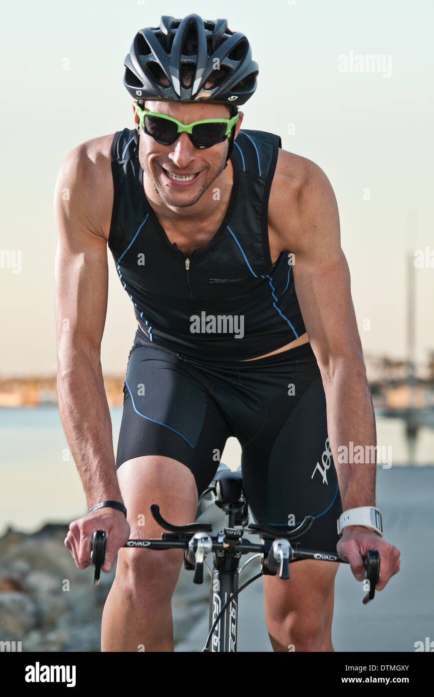 Un uomo su una moto biker esercita i pedali e le opere fuori Foto Stock