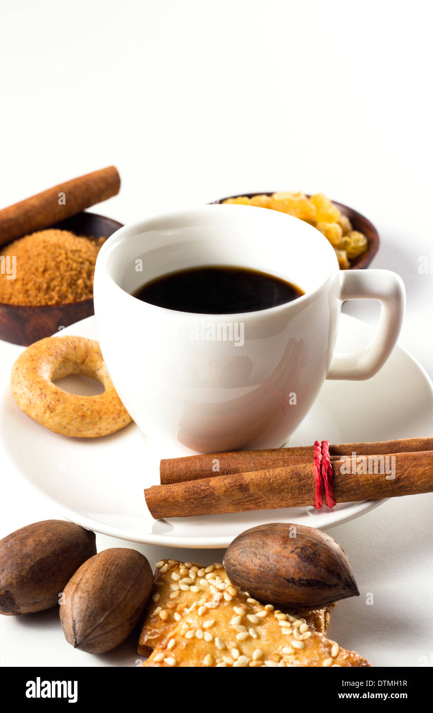 Tazza da caffè con zucchero cannella e cookie Foto Stock