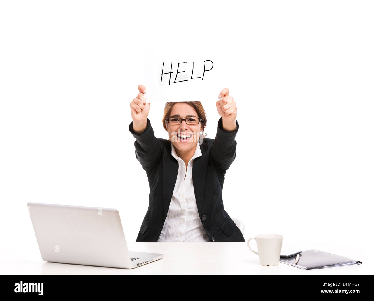 Business Woman in ufficio in possesso di una carta con la parola help, isolato su uno sfondo bianco Foto Stock