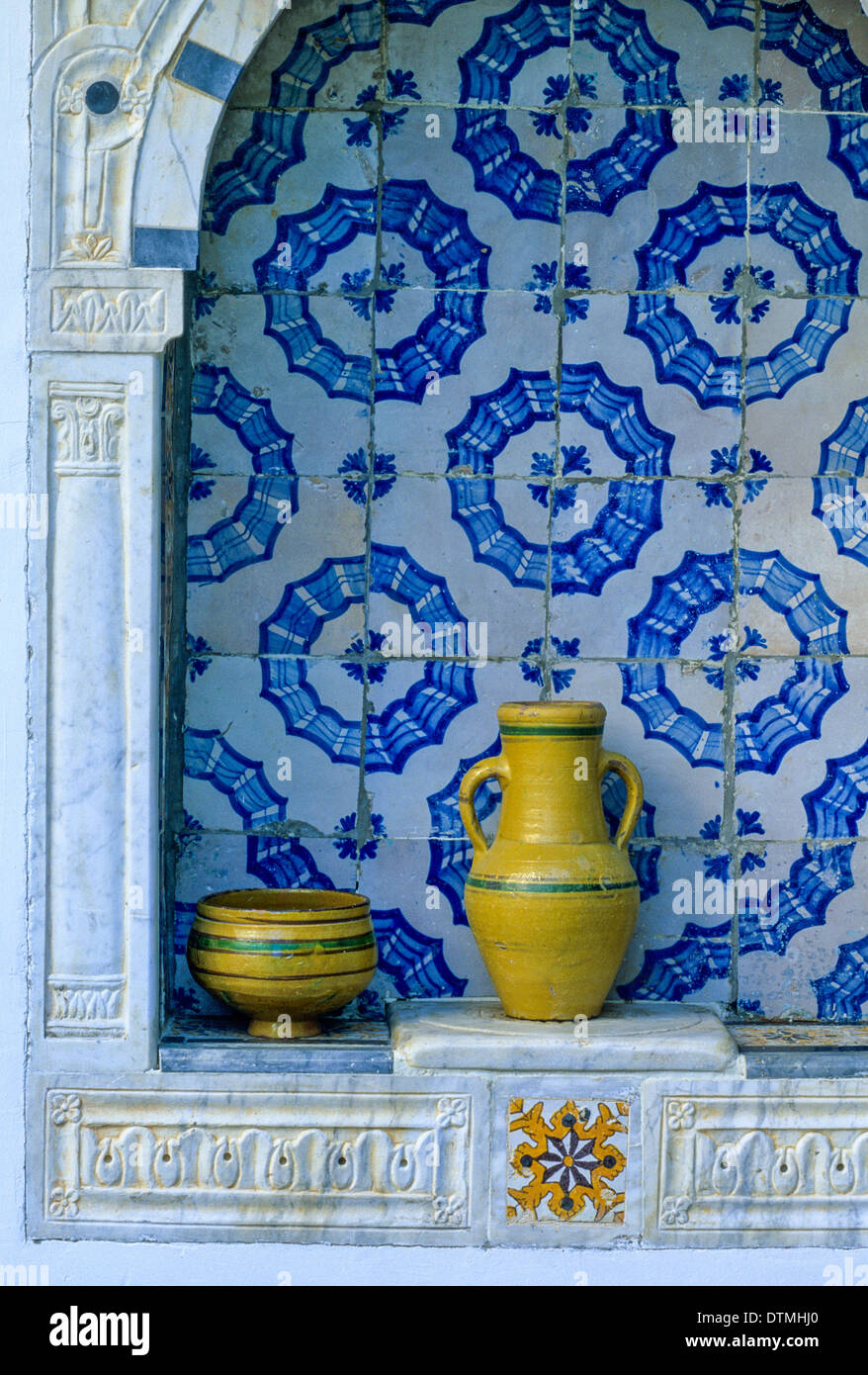 La Tunisia, Sidi Bou Said. Ceramiche decorative nel dar Annabi, una casa privata aperta per la visualizzazione pubblica. Foto Stock