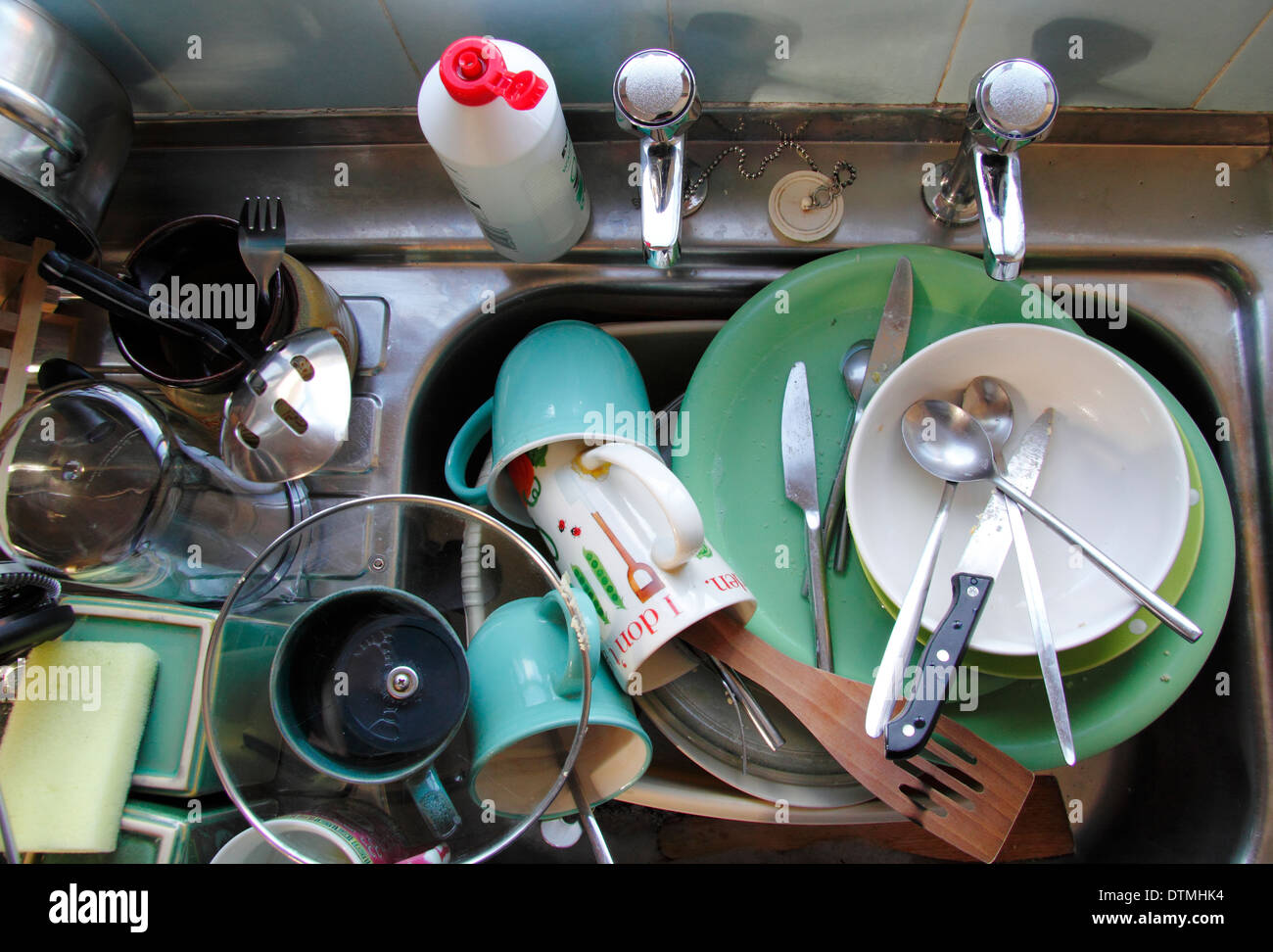 Lavandino della cucina accatastato con pentole sporche, Inghilterra, Regno Unito Foto Stock