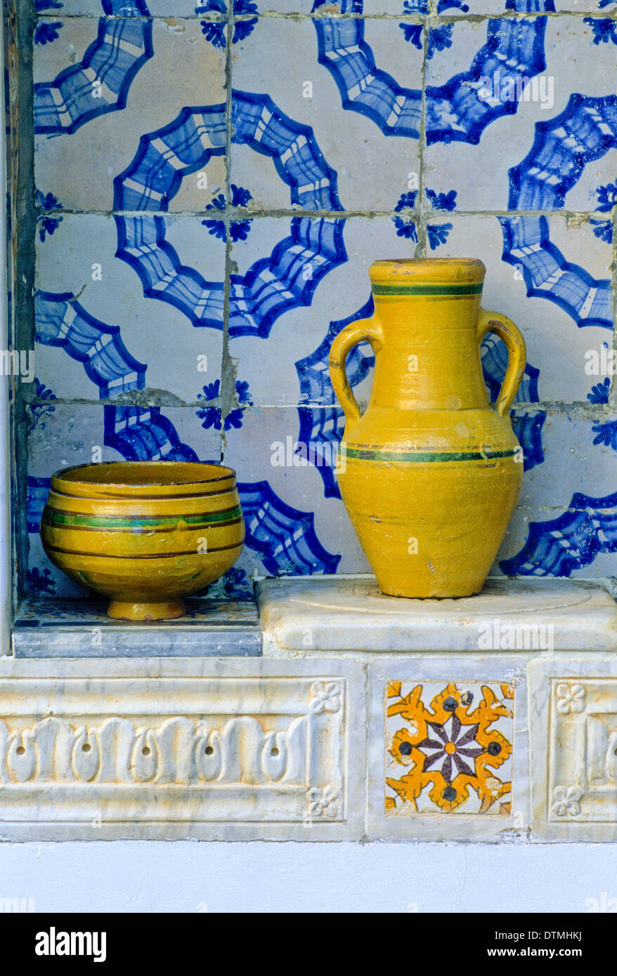 La Tunisia, Sidi Bou Said. Ceramiche decorative nel dar Annabi, una casa privata aperta per la visualizzazione pubblica. Foto Stock
