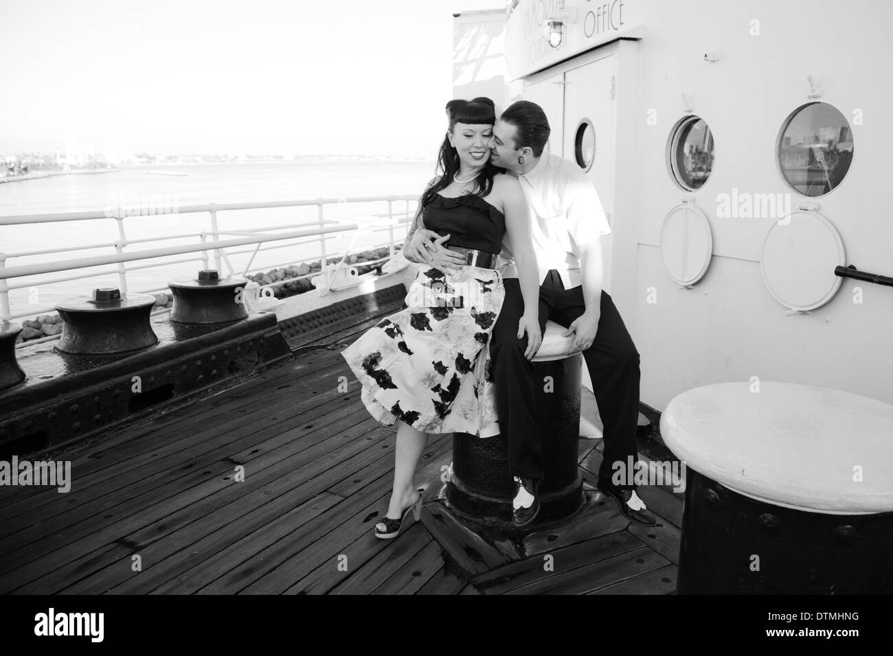 Rockabilly giovane amore mettetevi comodi coccolare ogni altro presso la Queen Mary a Long Beach in California su una barca Foto Stock
