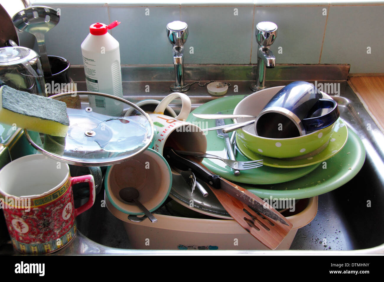 Lavandino della cucina accatastato con pentole sporche, Inghilterra, Regno Unito Foto Stock