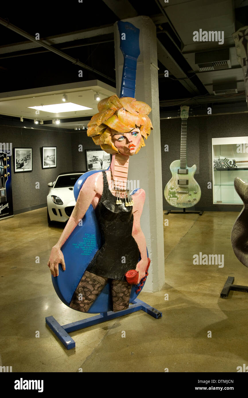LA, California, USA. Xx Febbraio 2014. Il 10 piedi di altezza Gibson Guitar sculture artistiche che hanno rivestito il Sunset Strip terminerà il loro anno-tour lungo il Venerdì, 21 febbraio 2014, quando esse vengono messe all'asta di beneficenza in una serata di gala presso Bonham in Los Angeles. Questa è la terza rata dell annuale progetto di arte pubblica e tutti i proventi di questa asta andrà a beneficio della musica per rilievo, l'organizzazione no-profit fondata da membri dei Linkin Park per il supporto di soccorso in caso di catastrofe, fornire aiuto ai sopravvissuti di catastrofi naturali e di sostenere la prevenzione di catastrofi di questo tipo tramite programmi ambientali. © Robe Foto Stock
