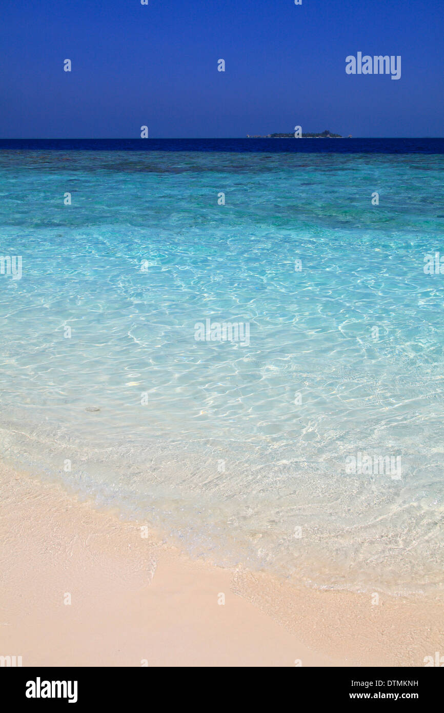 Maldive Fihalhohi Island, sulla spiaggia, sul mare Foto Stock