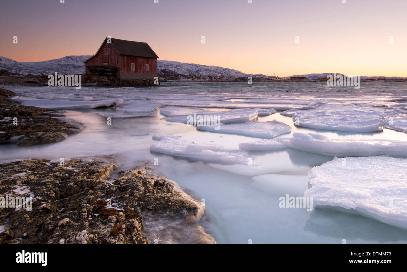 Il Boathouse su una spiaggia congelate su Sommaroy, Norvegia Foto Stock