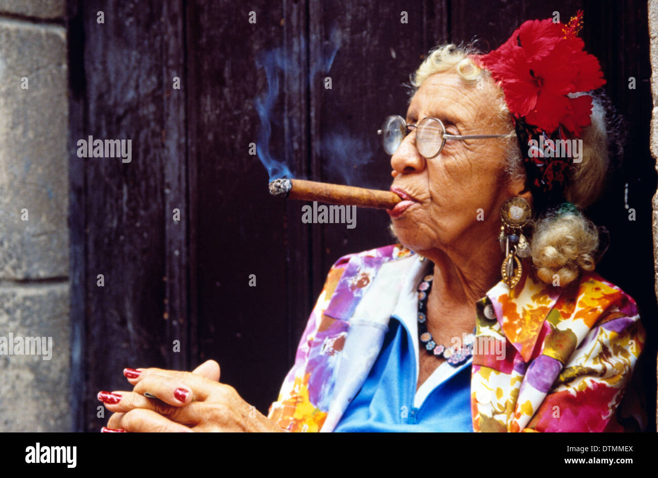 Donna con sigaro Avana, Cuba Foto Stock