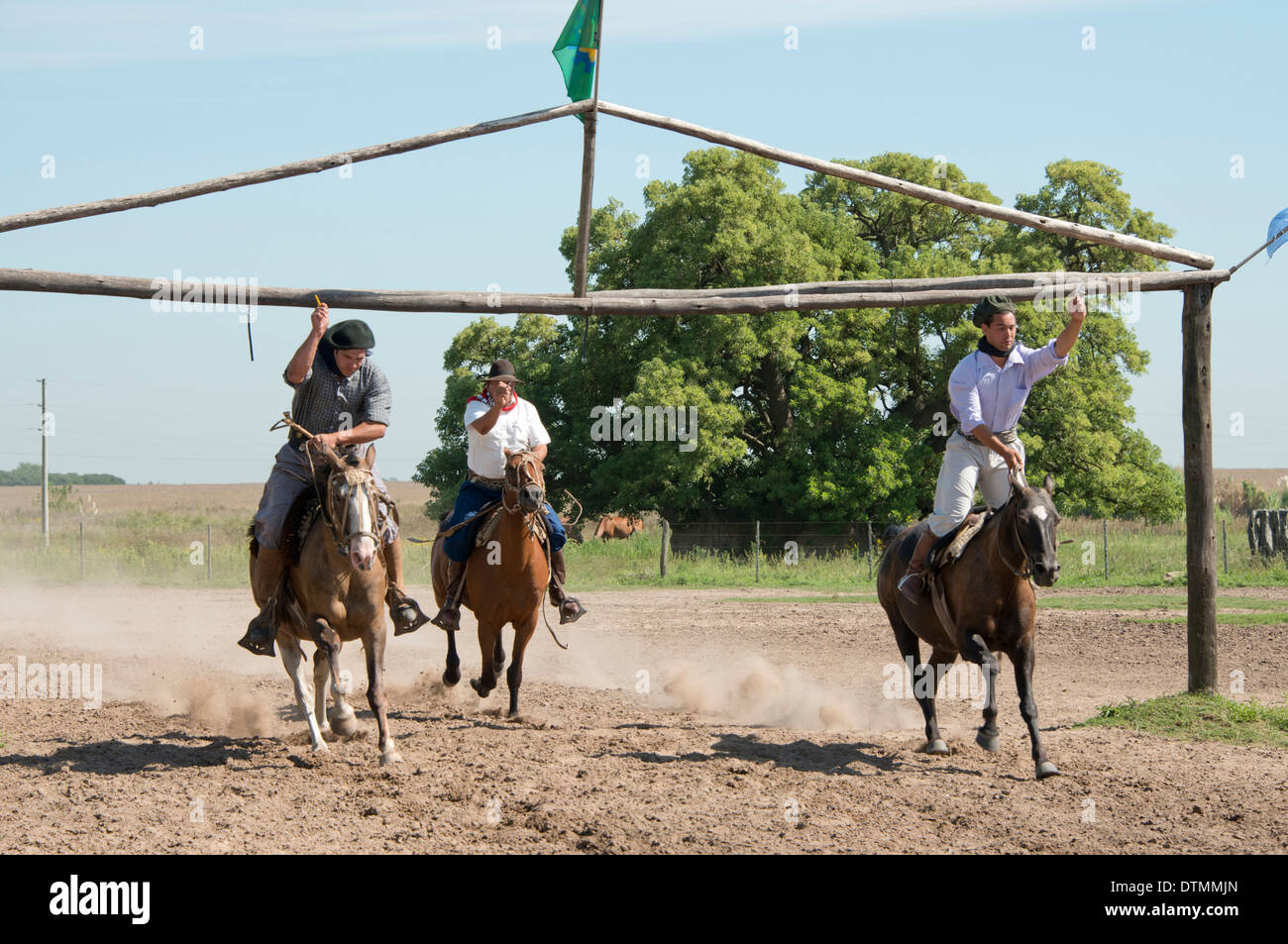 Argentina, Buenos Aires, Estancia Santa Susana. Tradizionale argentino Gauchos di eseguire in una gara di concorso di equitazione. Foto Stock