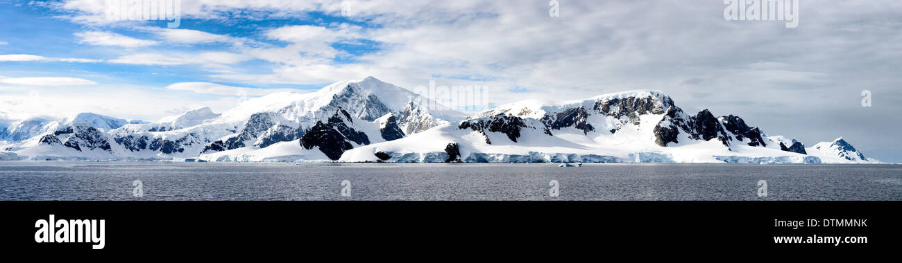 Antartide - alta risoluzione panorama di neve e ghiaccio sulle montagne ricoperte di lungo lo stretto di Gerlache sulla costa occidentale della penisola antartica. Foto Stock