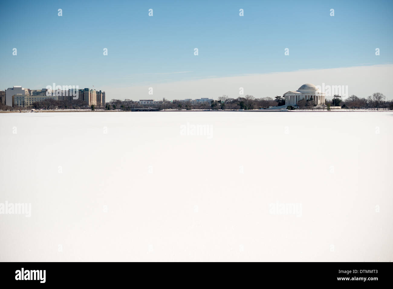 Jefferson Memorial Ice and Snow Washington DC // il Jefferson Memorial si distingue sulla sponda opposta di un bacino di marea coperto di ghiaccio e neve a Washington DC. Le temperature invernali sono state inferiori alla media per la regione. Foto Stock