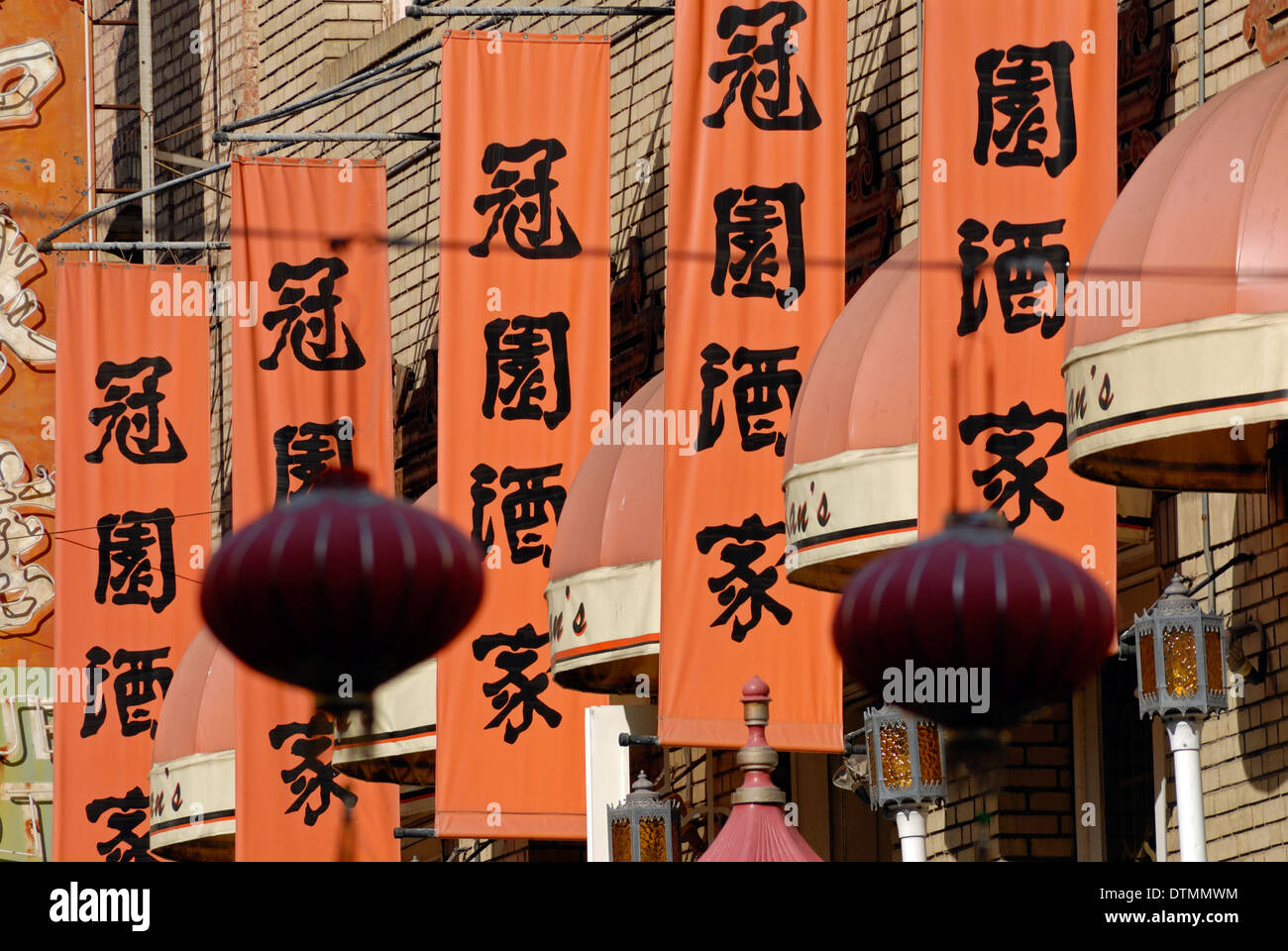 Vessilli cinesi e lanterne in Chinatown di San Francisco, California. Foto Stock