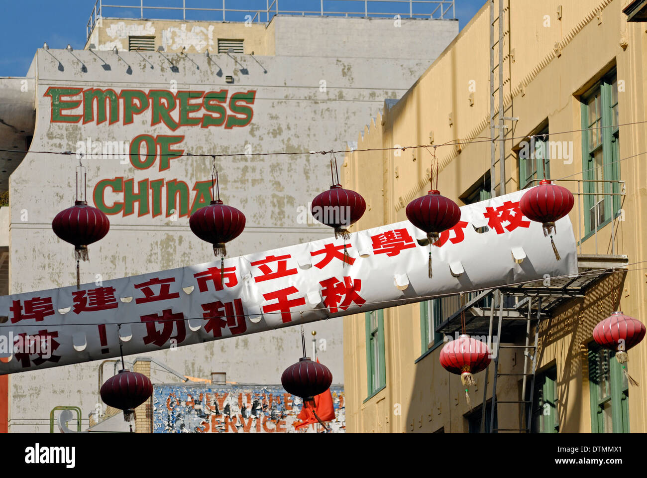 Banner di cinesi e lanterne in Chinatown di San Francisco, California. Foto Stock