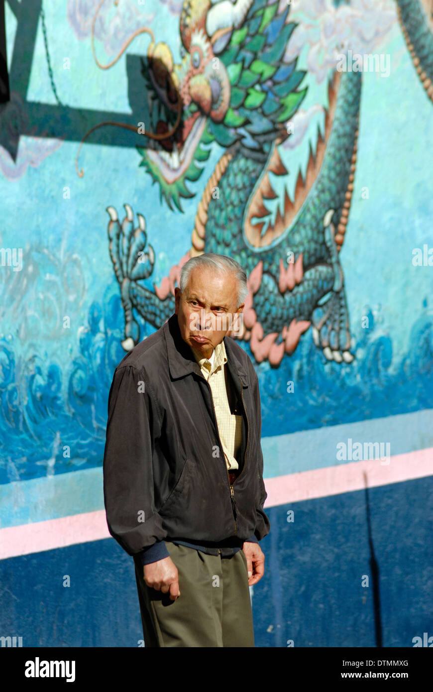 Uomo cinese nella parte anteriore del murale di Chinatown di San Francisco, California. Foto Stock