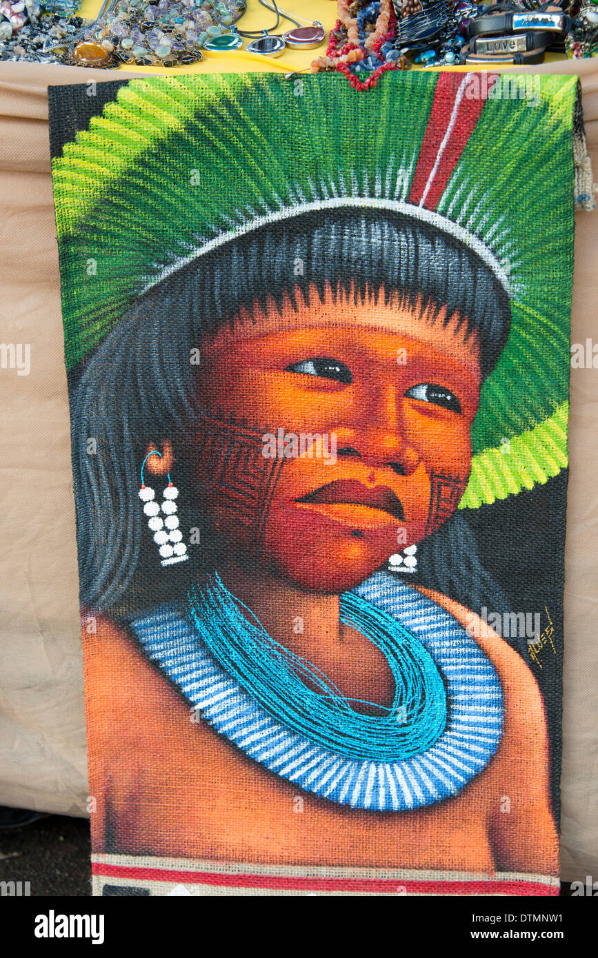 Il Brasile, Amazon, Alter do Chao. Indiani indigeni dipinta sui prodotti tessili. Foto Stock