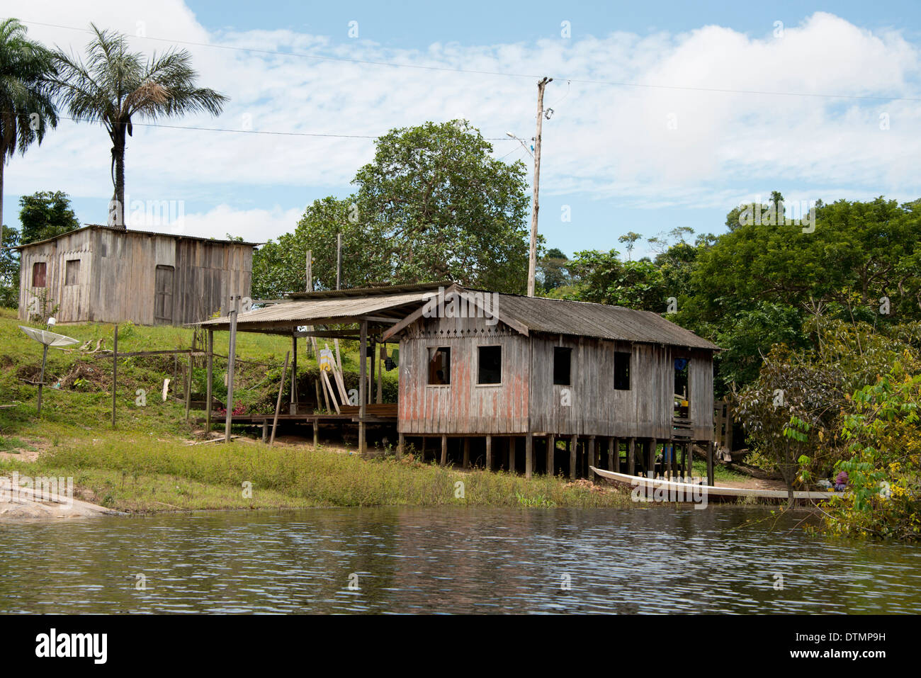 Il Brasile, Amazon, Valeria River, Boca da Valeria. Tipico stilted Amazon home lungo il fiume Valeria. Foto Stock