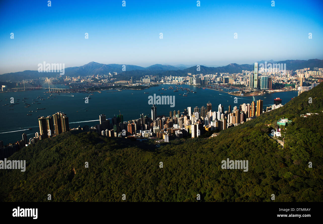 Una bella vista del porto di Victoria e Sheung Wan del distretto di Hong Kong come si vede dall'alto picco Occidentale di Hong Kong. Foto Stock