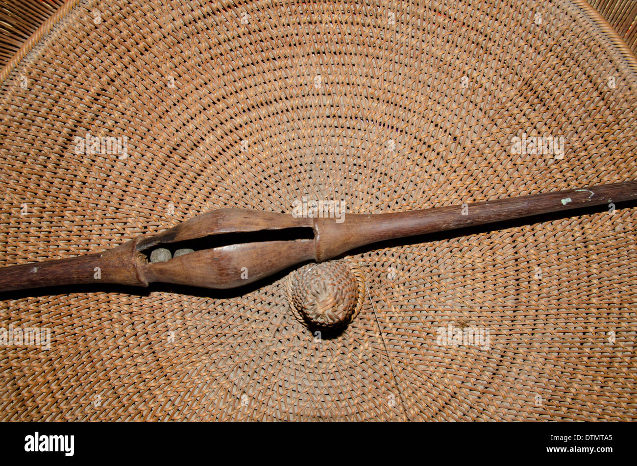 Il Brasile, Amazon, Manaus, Il Museo Indiano. Amazon tradizionali tribali tessuti indiani reed e cesti di erba. Foto Stock