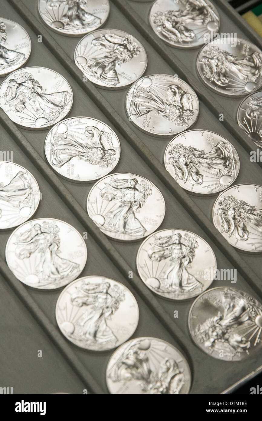 1 once di argento lingotti di Aquila e prova la produzione di monete a West Point Mint. Foto Stock