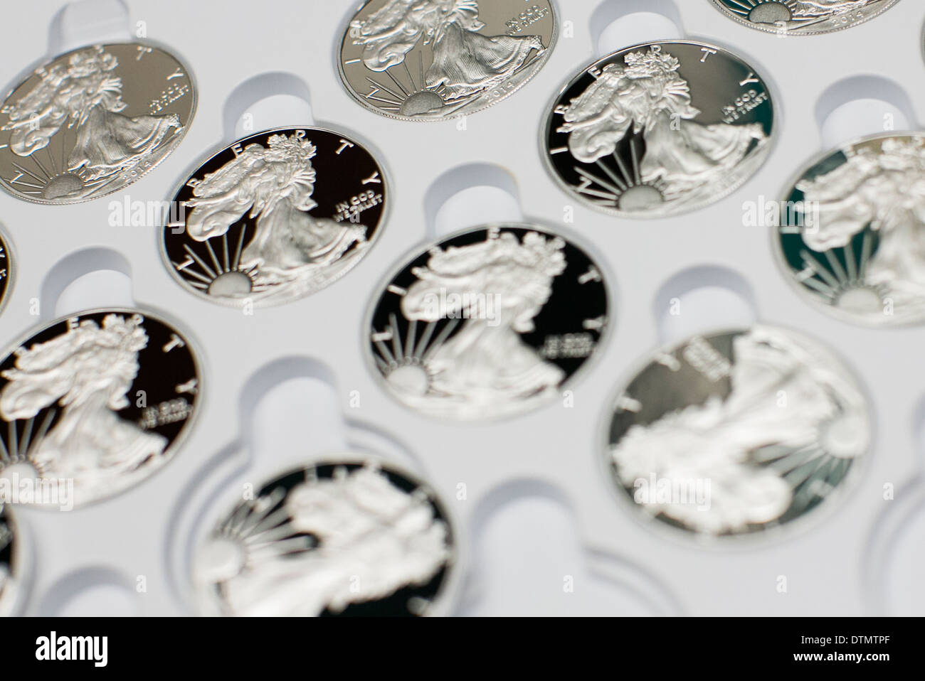 1 once di argento lingotti di Aquila e prova la produzione di monete a West Point Mint. Foto Stock