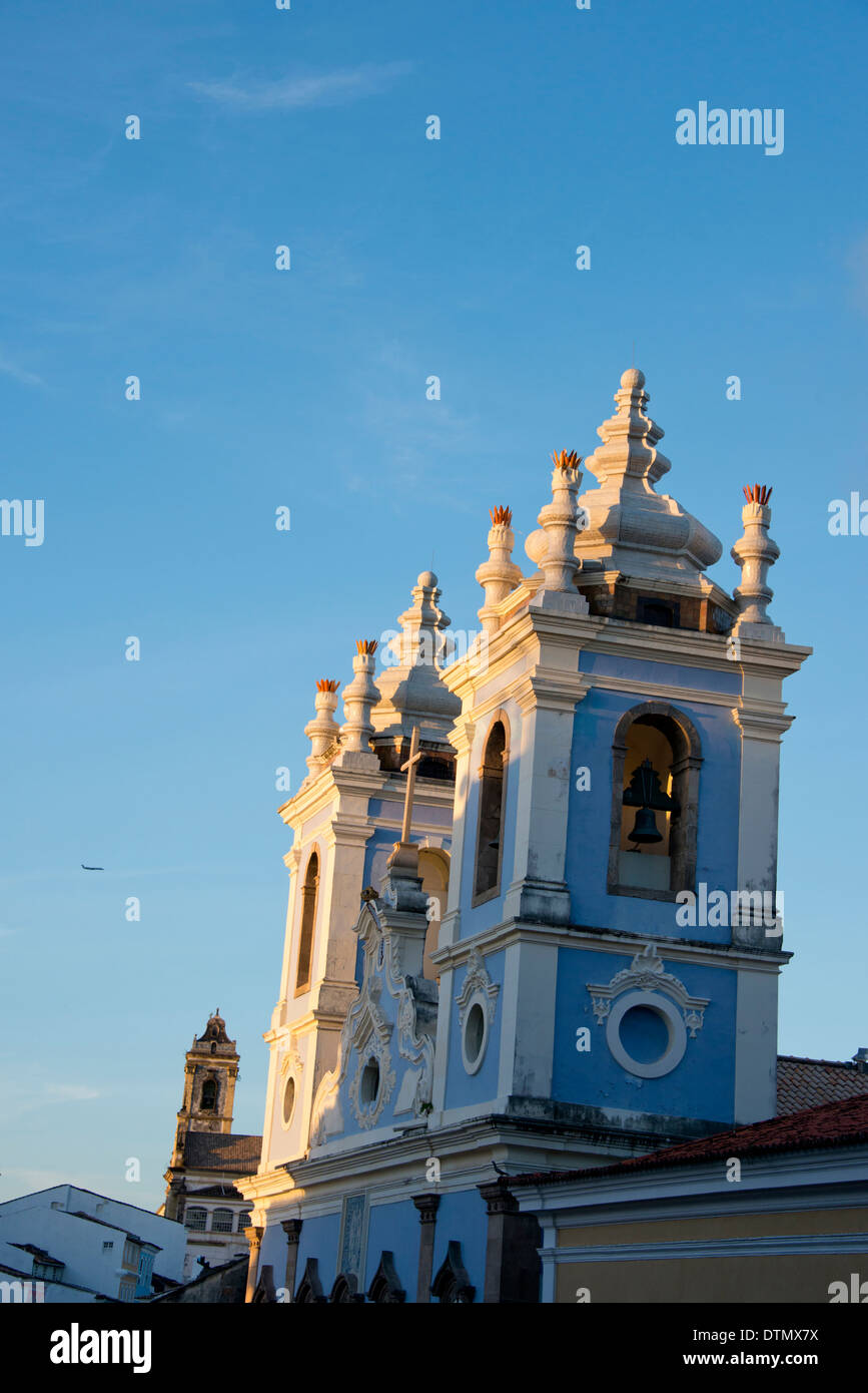 Il Brasile, Bahia Salvador. Pelourinho (Città Vecchia) UNESCO - Sito Patrimonio dell'umanità. Coloniale storica torre della chiesa in "mantecazione Piazza". Foto Stock