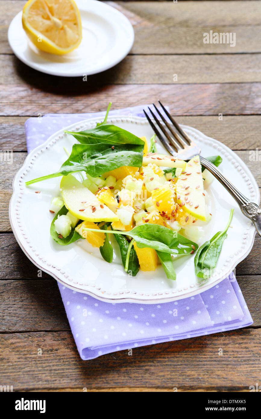 Succosa insalata con orange e apple, cibo closeup Foto Stock
