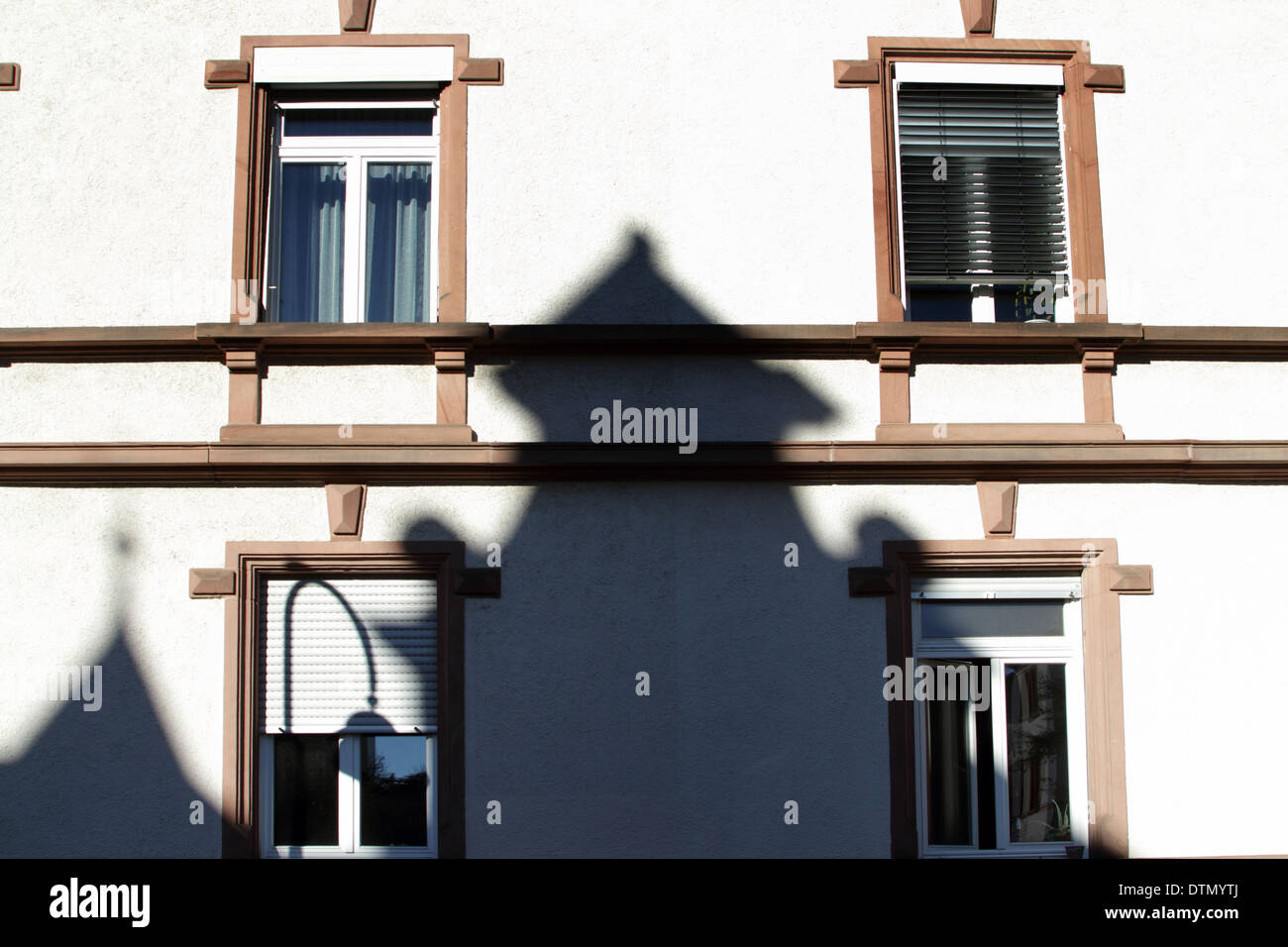 Ombra di una vecchia casa su una casa Foto Stock