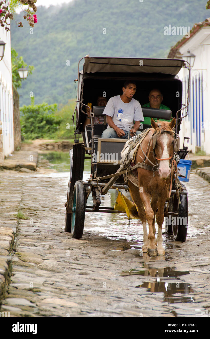 Il Brasile, Parati (Paraty). Storica città coloniale, l'UNESCO. Carrozza a cavallo sulle tipiche strade in ciottoli Foto Stock