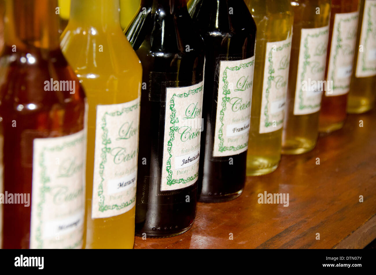 Il Brasile, Parati (Paraty). Engenho D'ouro, privatamente posseduto distilleria che produce aromatizzati di rum locale, chiamato cachaça Foto Stock
