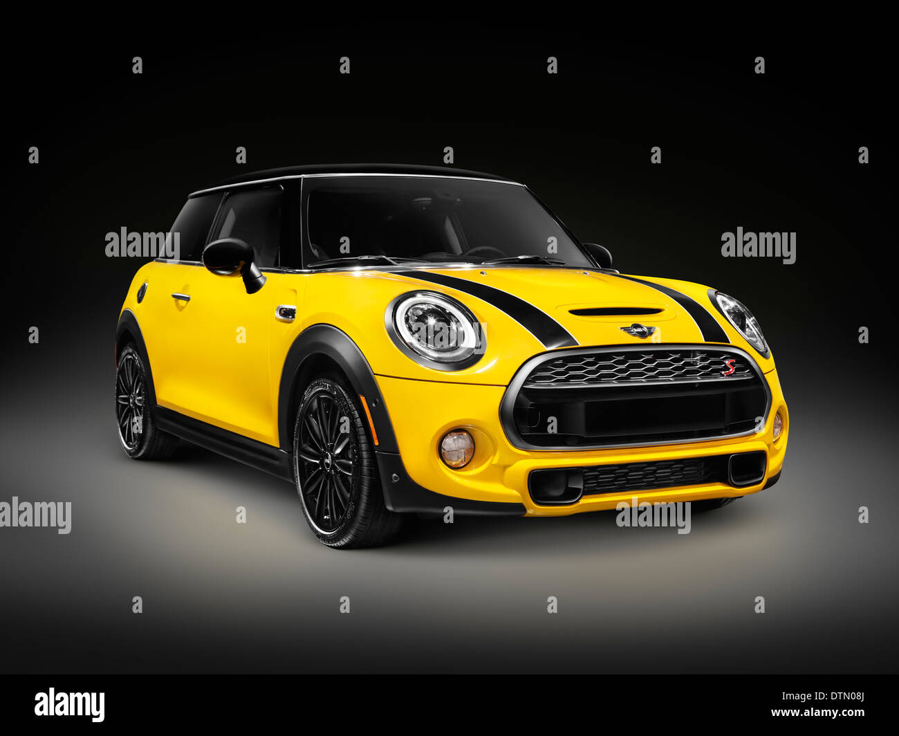 Licenza disponibile su MaximImages.com - giallo 2014 Mini Cooper S, Mini tratteggio, berlina compatta city car isolato su sfondo nero Foto Stock