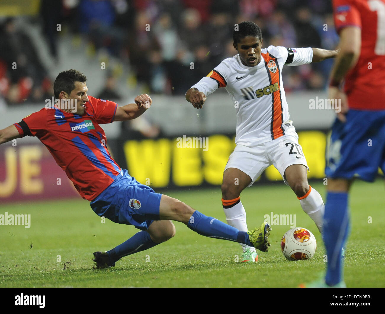 Pilsen, Repubblica Ceca. Xx Febbraio 2014. Da sinistra: Marian Cisovsky di Plzen e Douglas Costa di Shakhtar raffigurato durante Europa League round di 32 prima gamba partita di calcio FC Viktoria Plzen vs Shakhtar Donetsk in Pilsen, Repubblica Ceca, giovedì 20 febbraio, 2014. Credito: Petr Eret/CTK foto/Alamy Live News Foto Stock