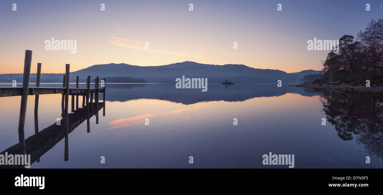 Un perfettamente calmo lago a sunrise, Derwent Water, Cumbria, Inghilterra, Regno Unito. Foto Stock