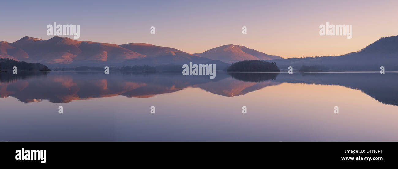 Un perfettamente calmo lago a sunrise, Derwent Water, Cumbria, Inghilterra, Regno Unito. Foto Stock