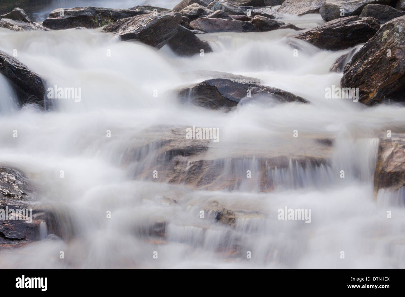 Una lunga esposizione di Mae Ya acqua caduta in Doi Inthanon parco nazionale di Chiang Mai, Thailandia. Foto Stock