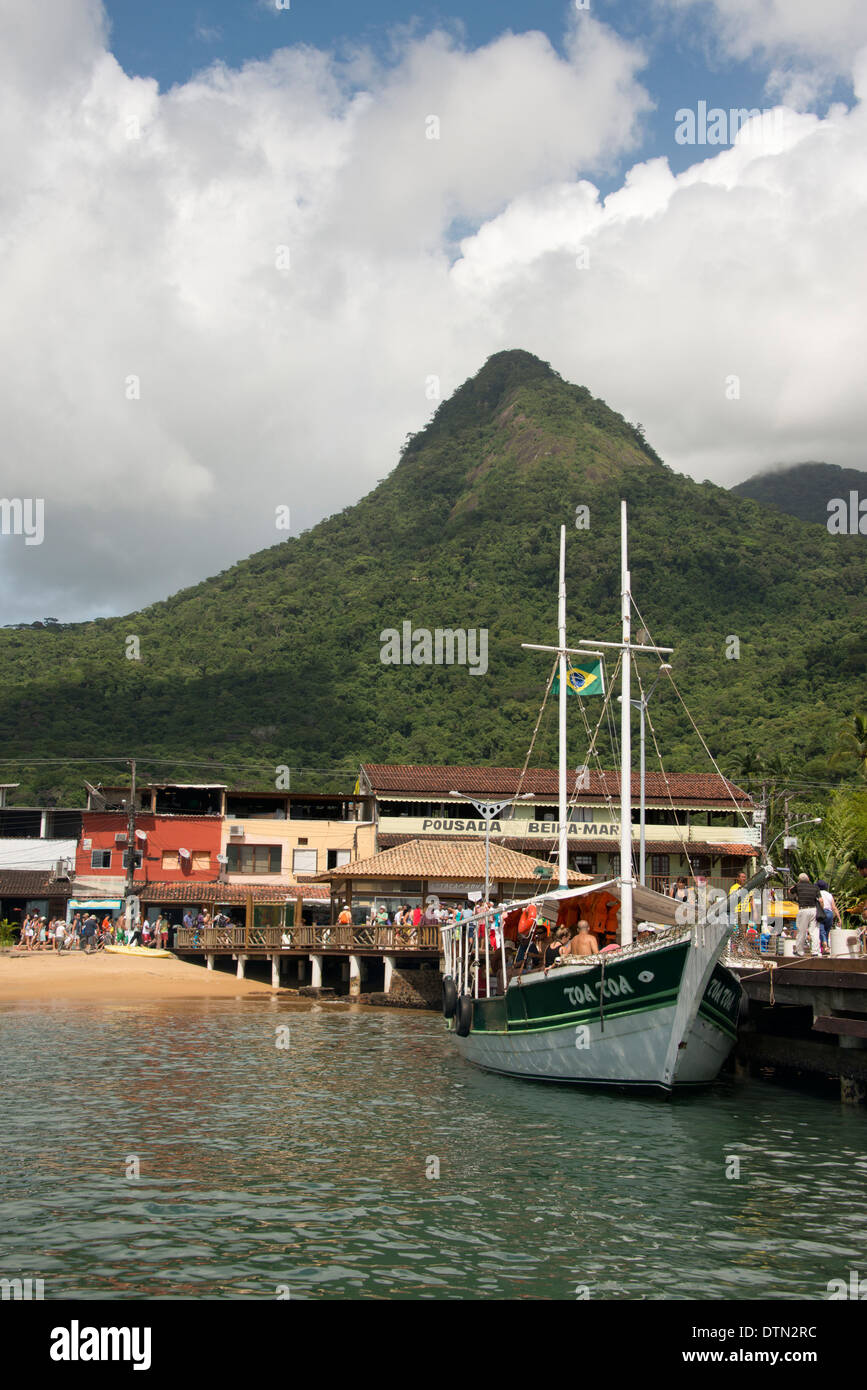 Il Brasile, Rio de Janeiro, Ilha Grande (Grande Isola), Via do Abraao. Porta dock e area con jungle picco di montagna nella distanza. Foto Stock