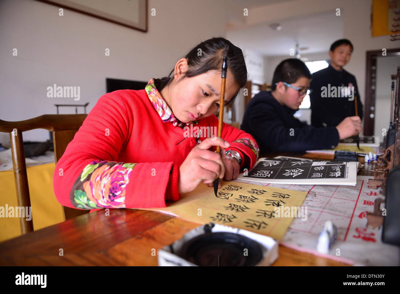 Nanchang Cina. 21 feb 2014. Gli studenti frequentano una classe di calligrafia a Yuzhang Academy di Nanchang, a est della capitale cinese della provincia di Jiangxi, Feb 20, 2014. Yuzhang Academy è stato uno dei della Cina antica accademia di apprendimenti classica ed ha una storia di più di un migliaio di anni. Nel 2011, l'accademia ha iniziato nuovamente a registrare gli studenti che sono interessati alla cultura tradizionale come pure coloro che sono internet-tossicodipendenti, stanco di studiare e di qualsiasi altro bambino che ha bisogno di aiuto, fornendo curriculum tradizionale tra cui la calligrafia, shadow boxing, la cerimonia del tè, ecc. (Xinhua/Zhou © Xinhua/Alamy Foto Stock