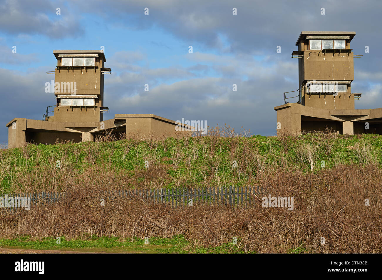 WW2 torri di avvistamento, Landguard Fort, Felixstowe, Suffolk, Regno Unito. Foto Stock