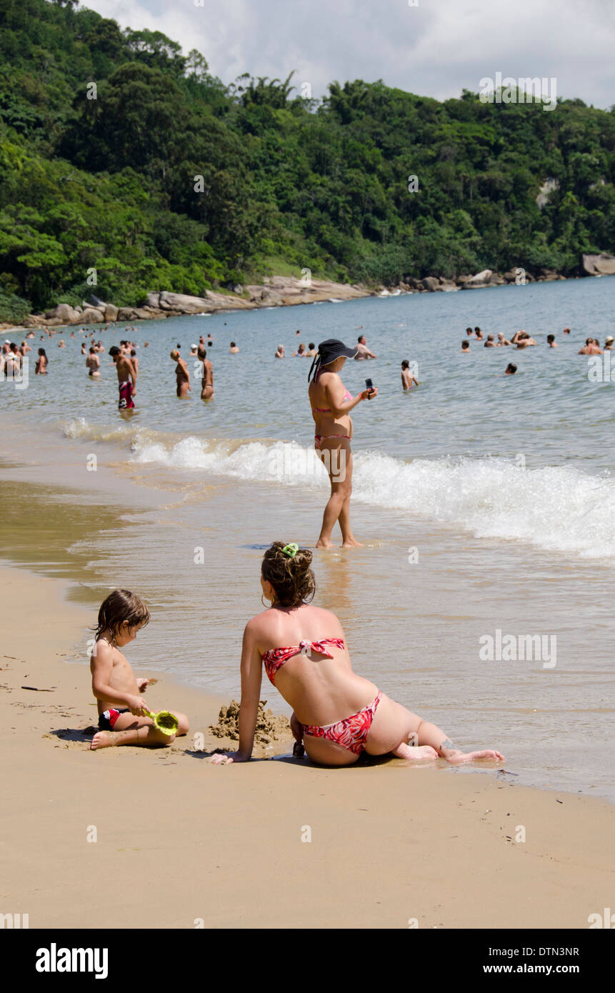 Il Brasile, Santa Catarina, Camboriu. Popolari locali Oceano Atlantico beach. Foto Stock