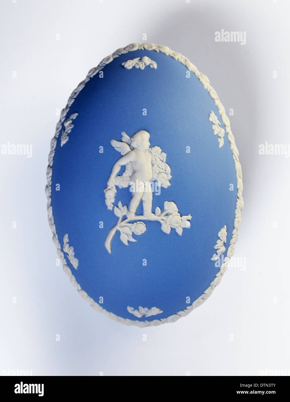 Wedgwood Jasperware blu a forma di uovo casella gingillo. Foto Stock