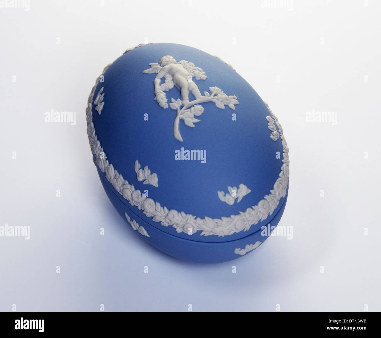 Wedgwood Jasperware blu a forma di uovo casella gingillo. Foto Stock