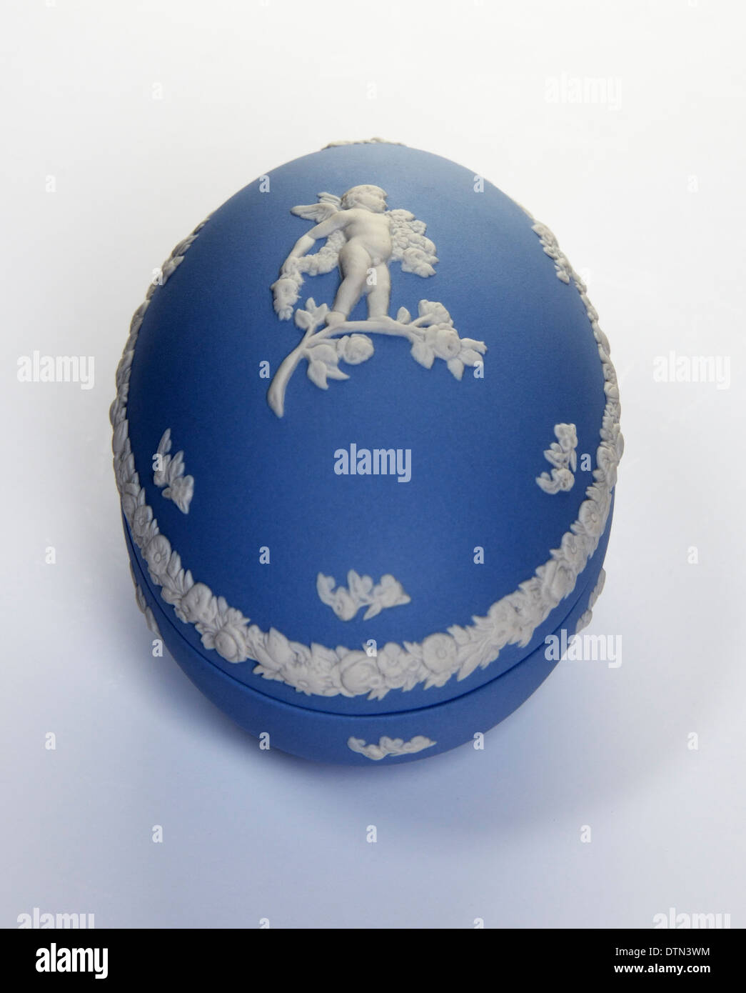 Wedgwood Jasperware blu a forma di uovo casella gingillo. Foto Stock