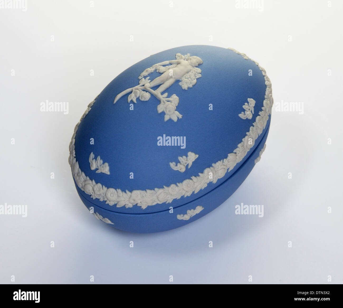 Wedgwood Jasperware blu a forma di uovo casella gingillo. Foto Stock